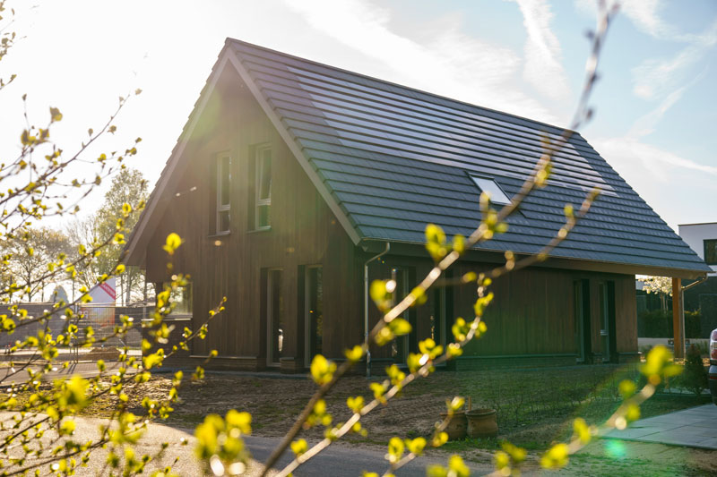 „Zielona” energia i wyjątkowa estetyka – jakie panele fotowoltaiczne na dach ceramiczny? - zdjęcie tytułowe